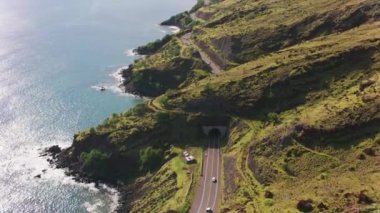 Maui, Hawaii 2018 dolaylarında. Maui kıyı şeridinde Honoapiilani Otobanı 'nın rüzgarlı uzantısı. Cineflex ve RED Epic-W Helyum ile çekilmiştir..