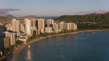 Honolulu, Oahu, Hawaii 2018 civarı. Waikiki ve Diamond Head 'in hava görüntüsü. Cineflex ve RED Epic-W Helyum ile çekilmiştir..