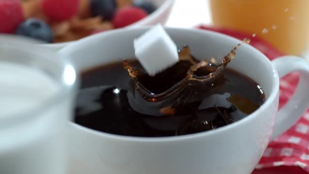 糖立方体慢动作地溅在咖啡中 — 图库视频影像
