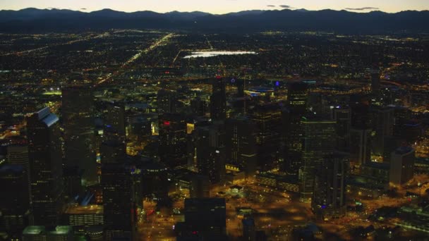 科罗拉多州丹佛 2017年左右 夜间从空中俯瞰丹佛市中心的建筑物 — 图库视频影像
