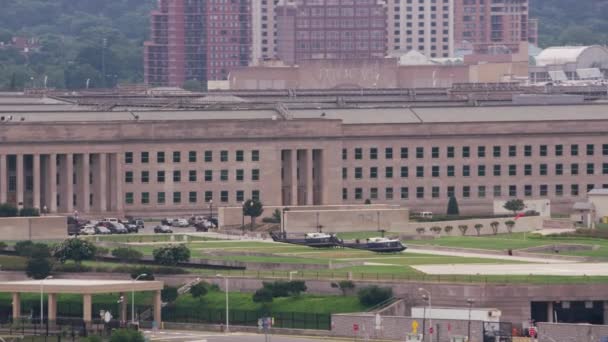 华盛顿特区 2017年左右 两架政府直升机在五角大楼前 用Cineflex和Red Epic Helium拍摄 — 图库视频影像