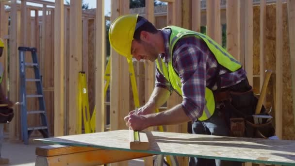 Byggnadsarbetare Förbereder Sig För Att Skära Styrelsen — Stockvideo