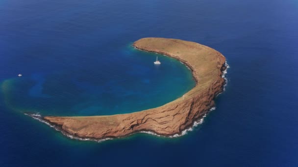 2018年頃 ハワイ州マウイ島 マウイ島の海岸からのMolokini Craterの空中ビュー CineflexとRed Epic Heliumで撮影 — ストック動画