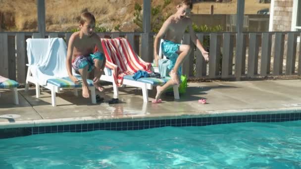 Jungen Springen Pool Erschossen Auf Phantom Flex — Stockvideo