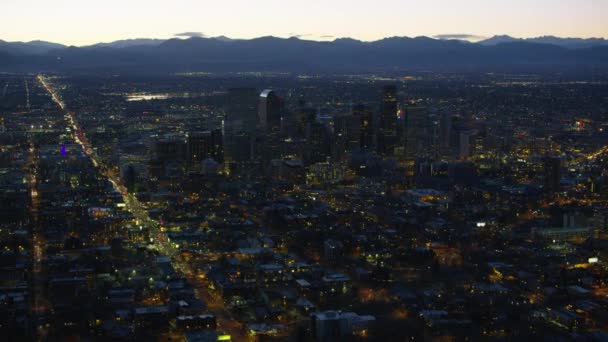 Denver Colorado 2017 Flygfoto Denver Natten Med Rocky Mountains Bakgrunden — Stockvideo