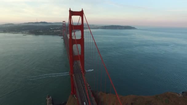 カリフォルニア州サンフランシスコのゴールデンゲートブリッジ空撮 — ストック動画