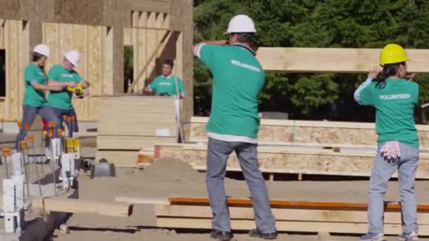 Vrijwilligers Die Samenwerken Aan Het Bouwproject — Stockvideo