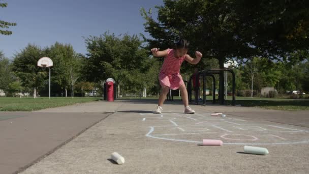 Junges Mädchen Spielt Hopscotch Park — Stockvideo