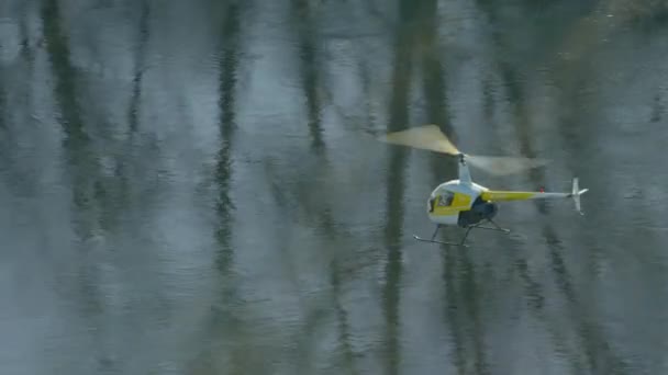 Ελικόπτερο Που Πετά Πάνω Από Ποτάμι Στο Όρεγκον — Αρχείο Βίντεο