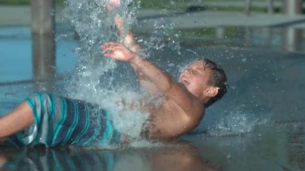 Chico Jugando Agua Parque Cámara Súper Lenta — Vídeos de Stock