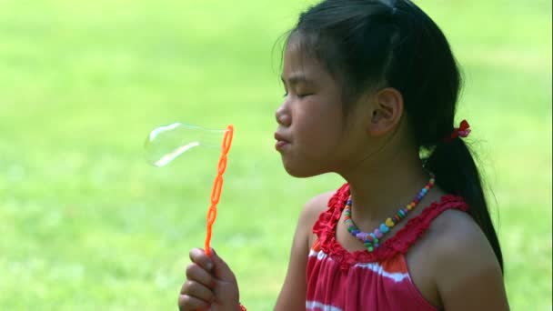 Een Jong Meisje Dat Bubbels Blaast Slow Motion Neergeschoten Met — Stockvideo