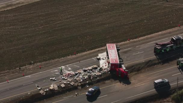 俄勒冈州邓迪2018年左右 可口可乐卡车在高速公路上翻倒在空中的景象 — 图库视频影像