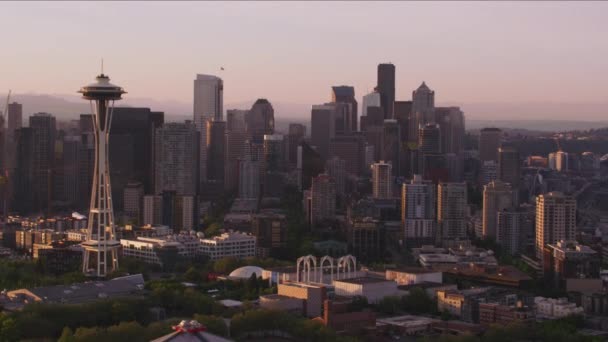 西雅图 华盛顿 2017年左右 用太空针头和珠穆朗玛峰在日出时俯瞰西雅图 用Cineflex和Red Epic Helium拍摄 — 图库视频影像
