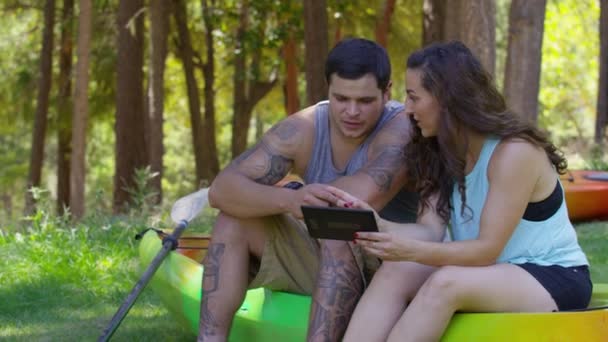 Coppia Con Kayak Utilizzando Tablet Digitale — Video Stock