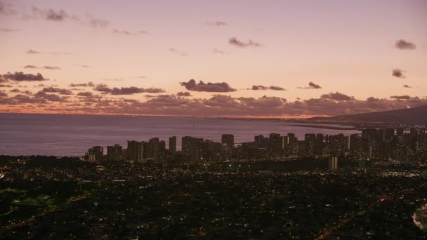 ホノルル オアフ島 ハワイ2018年頃 夕暮れ時のホノルルとワイキキの空の景色 CineflexとRed Epic Heliumで撮影 — ストック動画