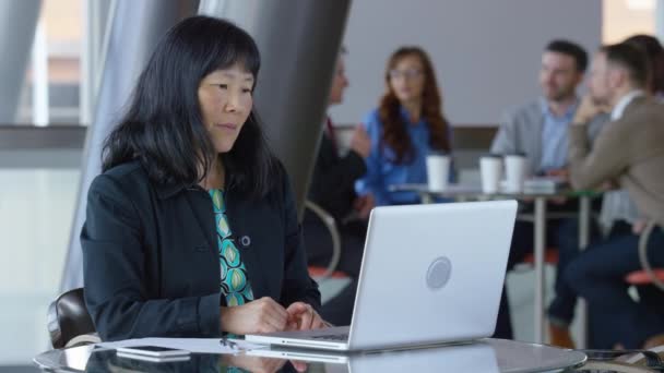Modent Asiatisk Forretningskvinne Som Bruker Bærbar Datamaskin Kontorlobbyen – stockvideo