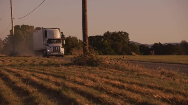 Semi Caminhão Dirigindo Estrada Empoeirada Pôr Sol Totalmente Liberado Para — Vídeo de Stock
