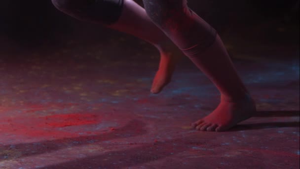 Πόδι Χτύπημα Χρωματιστό Σκόνη Κορίτσι Τρέχει Αργή Κίνηση Γυρίστηκε Μια — Αρχείο Βίντεο