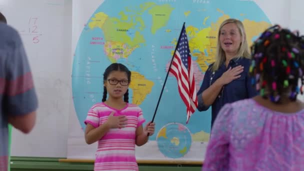 Teacher Student Saying Pledge Allegiance School Classroom — Stock Video