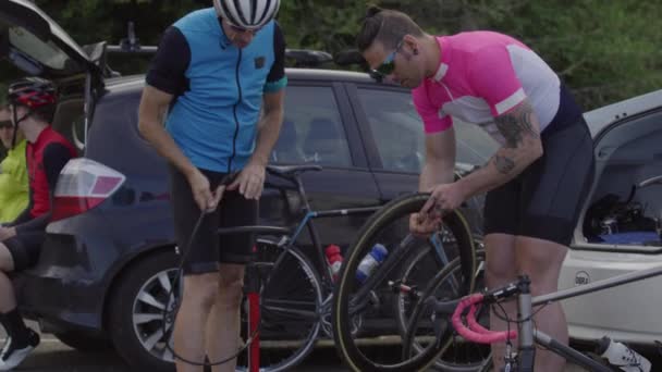 Ciclistas Arreglando Neumáticos Preparando Bicicleta Para Paseo Totalmente Liberado Para — Vídeos de Stock