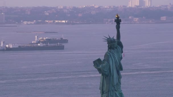 New York City Circa 2017 Freiheitsstatue Einem Schönen Bewölkten Morgen — Stockvideo