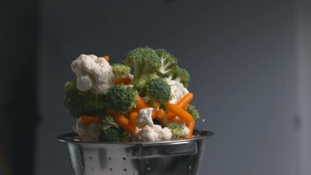 Λαχανικά Που Πετούν Έξω Από Σουρωτήρι Σούπερ Αργή Κίνηση Πυροβόλησε — Αρχείο Βίντεο