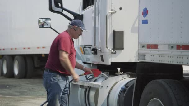 Kierowca Ciężarówki Tankowanie Zbiornika Paliwa Półciężarówki Pełne Dopuszczenie Użytku Komercyjnego — Wideo stockowe