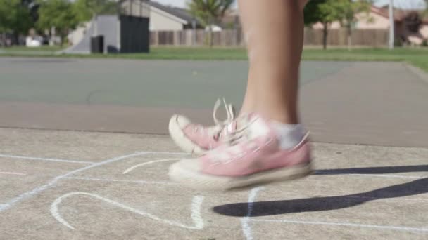 Junges Mädchen Spielt Hopscotch Park Nahaufnahme Der Füße — Stockvideo