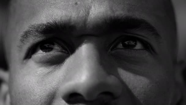 Lähikuva Afrikkalainen Amerikkalainen Mies Silmät — kuvapankkivideo