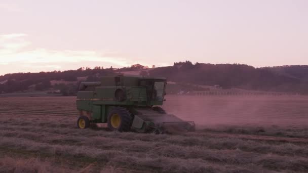 Oregon 2018 Kombinera Arbete Dammiga Fält Vid Solnedgången Oregon — Stockvideo