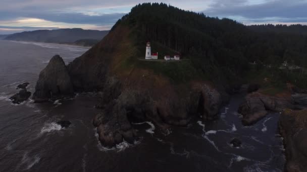 Gün Batımında Oregon Heceta Head Deniz Feneri Nin Hava Görüntüsü — Stok video