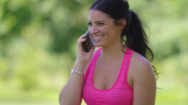 Atletisk Kvinne Parken Snakker Mobiltelefon – stockvideo