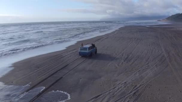 Luftaufnahme Einer Gruppe Von Freunden Die Einem Oldtimer Strand Fahren — Stockvideo