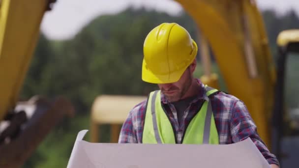 Trabalhadores Construção Civil Olhar Para Planos — Vídeo de Stock