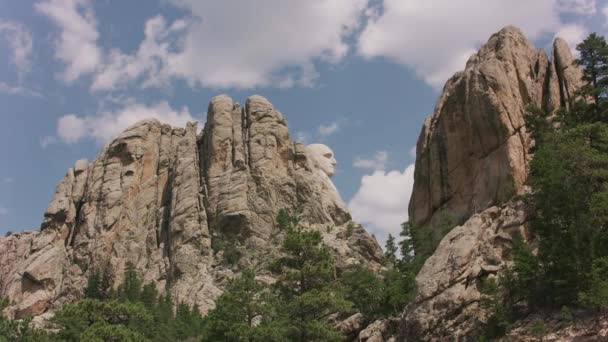 George Washington Ingekaderd Tussen Rotsen Bij Mount Rushmore National Memorial — Stockvideo