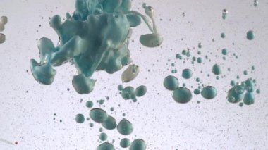 Phantom Flex 4K kamerasıyla yavaş çekim yapan mürekkep yağına karışıyor..