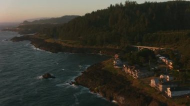 Oregon Sahili 2017 dolaylarında Ben Jones Köprüsü 'nün Oregon sahili boyunca havadan çekilmiş görüntüsü. Cineflex ve RED Epic-W Helyum ile çekilmiştir..