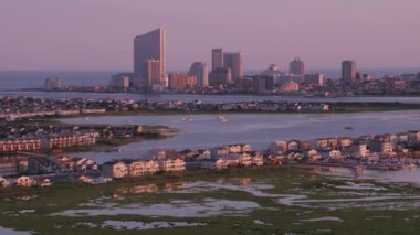 Atlantic City, New Jersey 2017 dolaylarında, Atlantic City 'ye yakın evleri gösteren hava manzaralı bir yer. Cineflex ve RED Epic-W Helyum ile çekilmiştir..