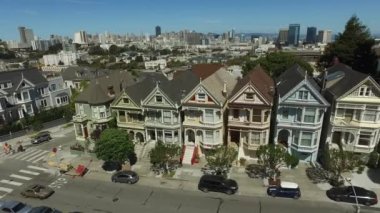 Boyalı Kadınlar San Fransisco, California 'da ünlü Viktorya dönemi evleri.