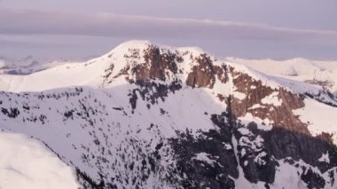 British Columbia, Kanada 2018 dolaylarında. Karla kaplı dağ sırasının havadan görünüşü. Helikopterden Cineflex gimbal ve RED Epic-W kamerasıyla çekildi..