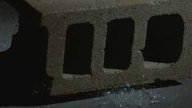 Saat ağır çekimde beton blok tarafından ezilir; 2000 fps 'de Fantom Flex 4K' de çekilir.