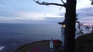 Gün batımında, Oregon 'da Heceta Head Deniz Feneri' nin hava görüntüsü.