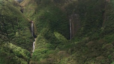 Molokai, Hawaii 2018 dolaylarında. Molokai 'deki Puapua Şelalesi' nin havadan görünüşü. Cineflex ve RED Epic-W Helyum ile çekilmiştir..