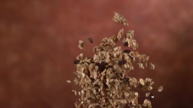 Granola ağır çekimde uçuyor, Phantom Flex 4K 'de çekildi.