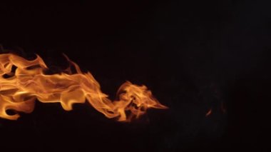 yavaş çekimde siyah arka plan üzerinde yanan alevler