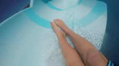 Çocuğun su kaydırağından düşüşünün görüntüsü.