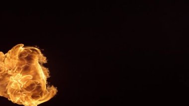 Siyah arkaplanda ağır çekimde ateş topu