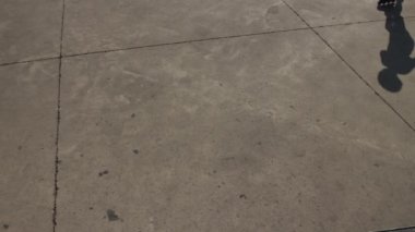 Parkta paten kayan oğlanın gölgesi