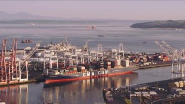 Seattle, Washington 2017 dolaylarında, limandaki konteyner gemisinin havadan görüntüsü. Cineflex ve RED Epic-W Helyum ile çekilmiştir..