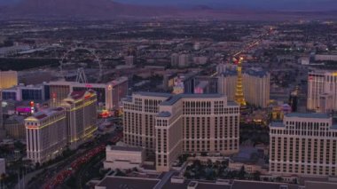 Las Vegas, Nevada 2017 dolaylarında, alacakaranlıkta Las Vegas Bulvarı 'nın havadan görünüşü. Cineflex ve RED Epic-W Helyum ile çekilmiştir..